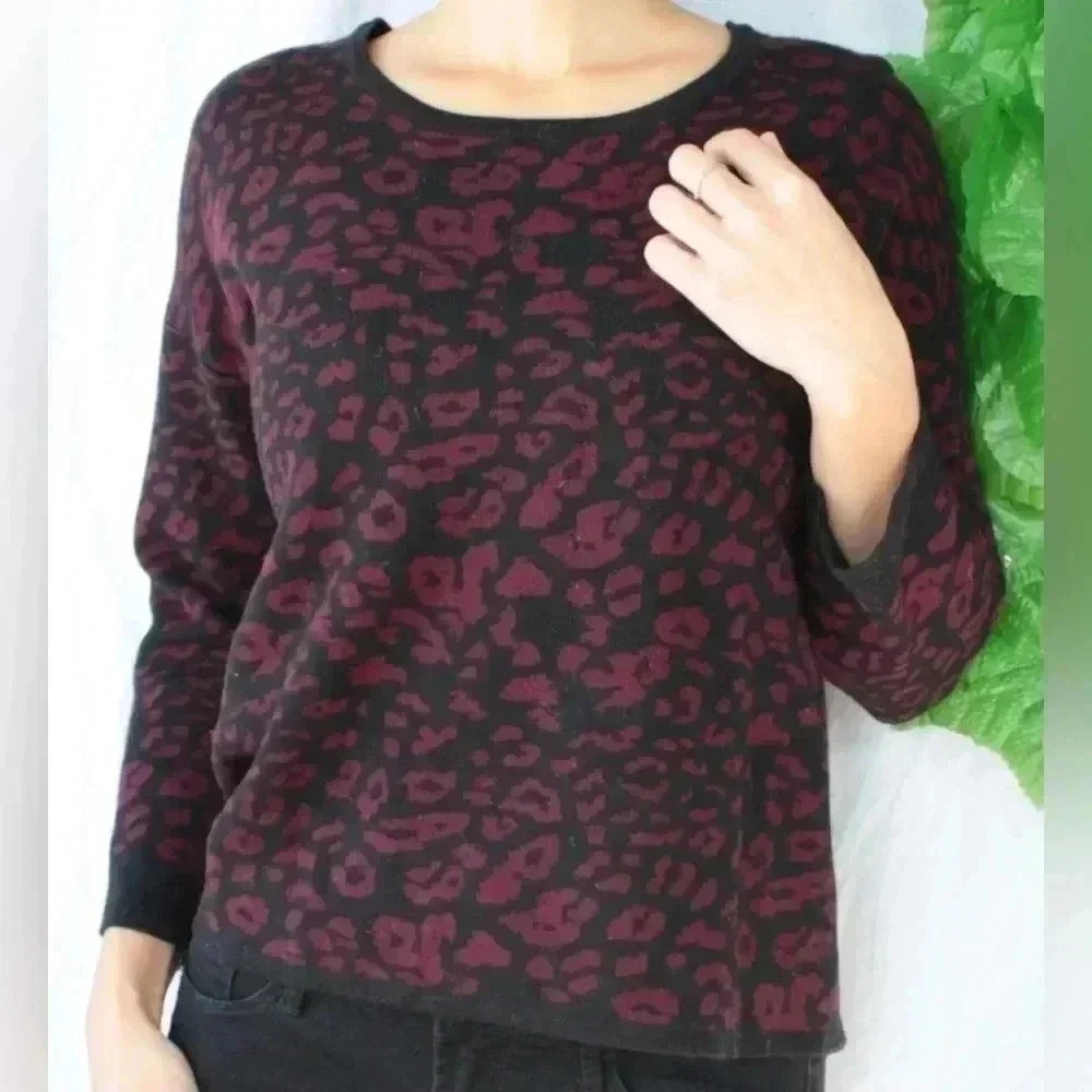 Burgundy Leopard Print Thick High-Low Sweater. Size: Medium